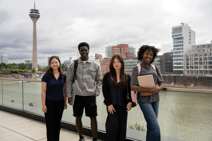 Internationale Studierende am Rhein in Düsseldorf